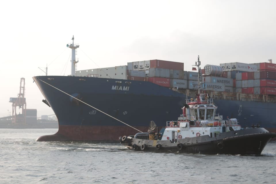 A Dance at Sea - Tugboat and Megaships